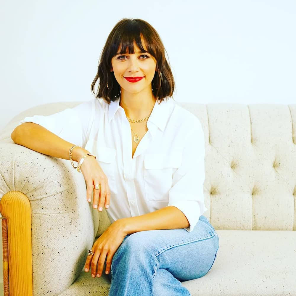 Rashida Jones Pose Sitting Couch White Tops