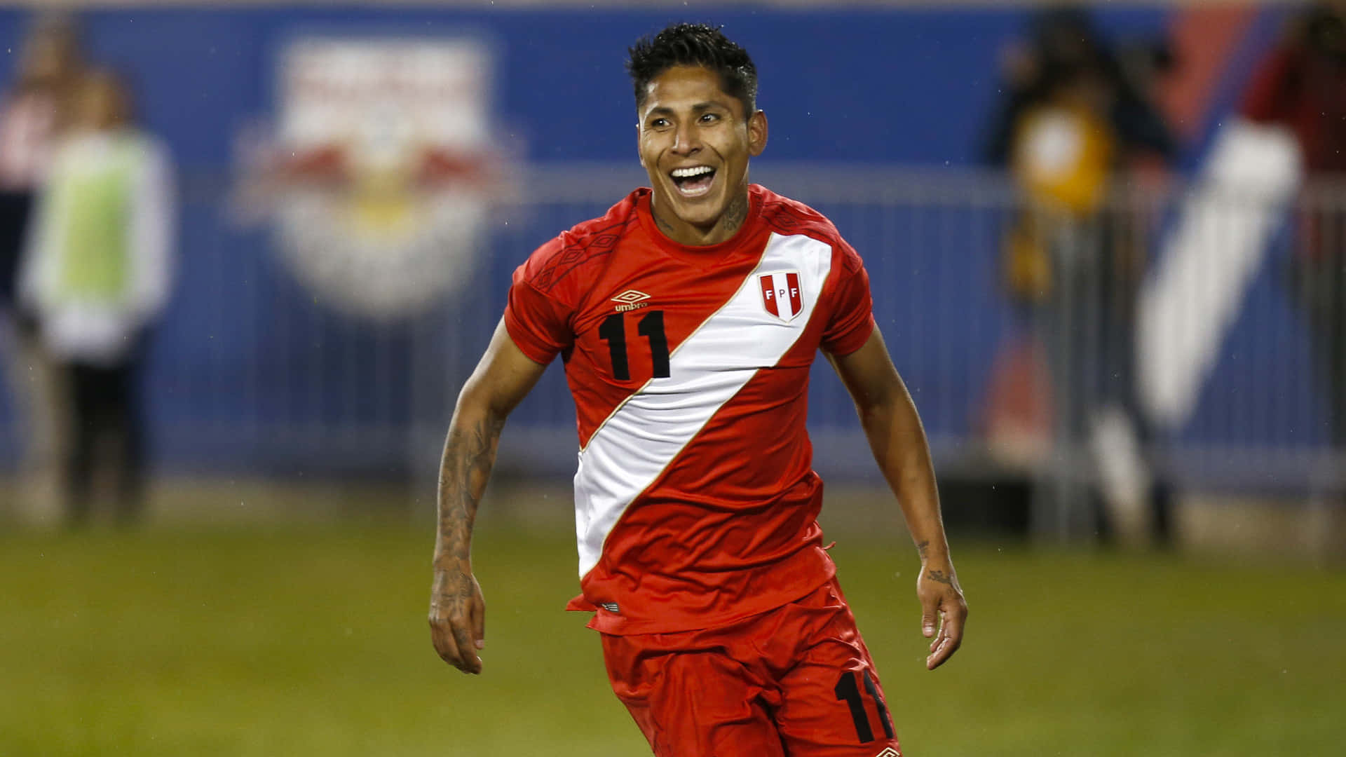 Raul Ruidiaz In Action - Dynamo On The Soccer Field Background