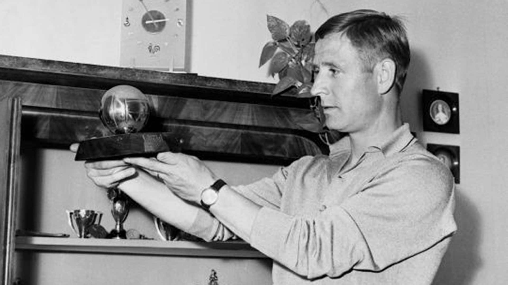 Raymond Kopa Holding Ballond Or Trophy Background