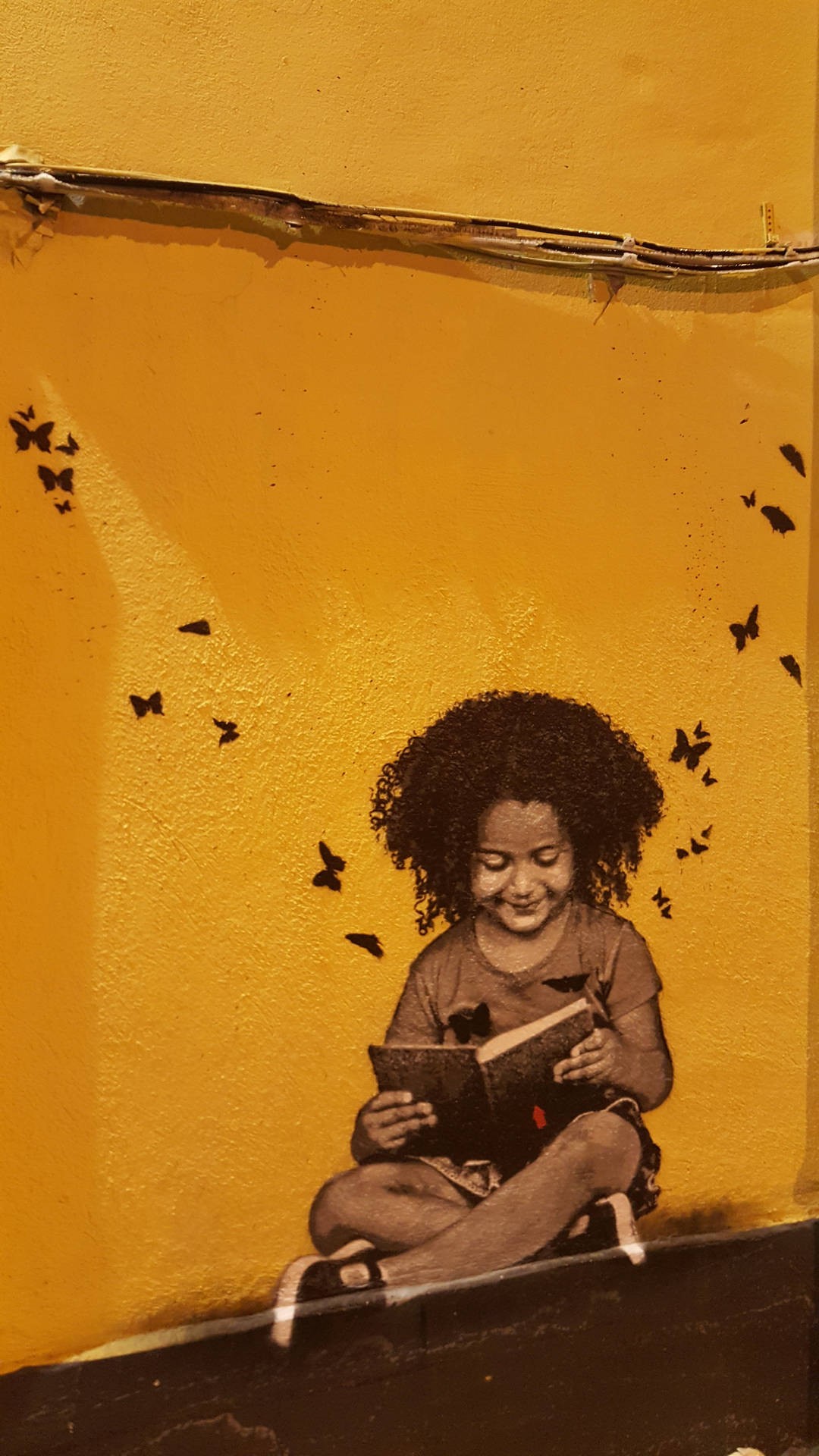 Reading Girl Wall Graffiti Iphone Background