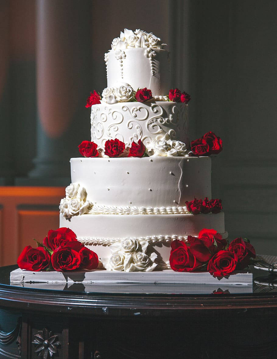 Real Red Roses White Wedding Cake