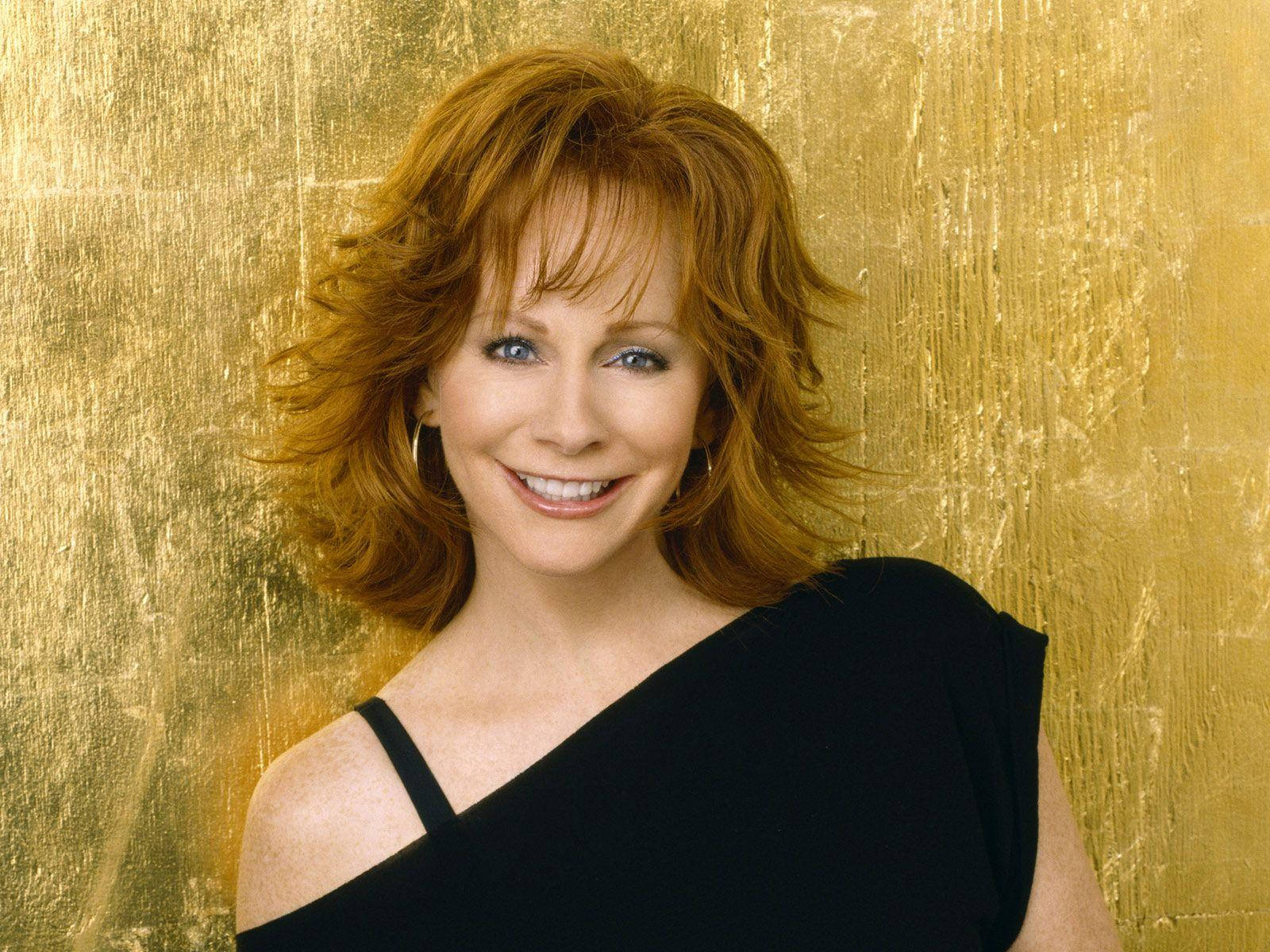 Reba Mcentire Donning A Stunning Black Dress Background