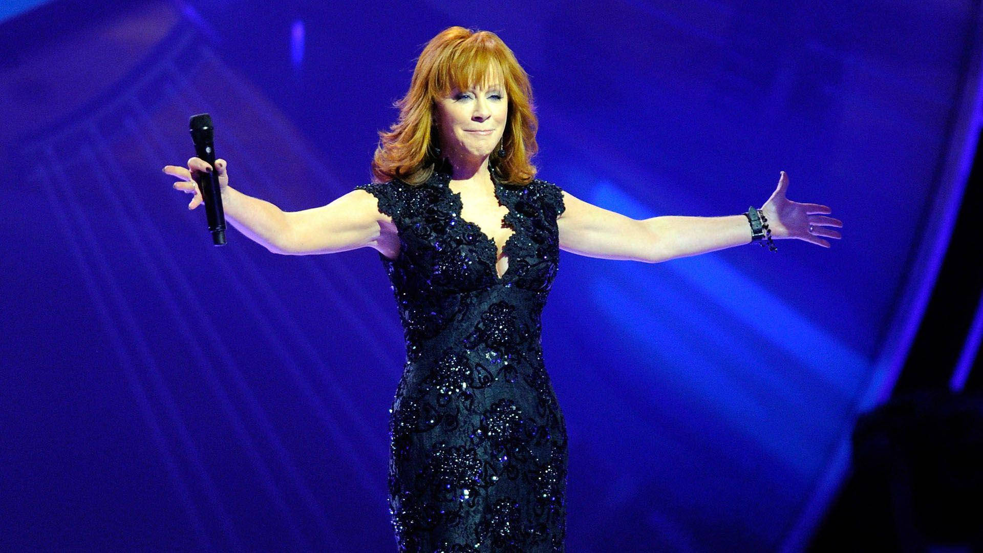 Reba Mcentire Performing Live In Concert Background