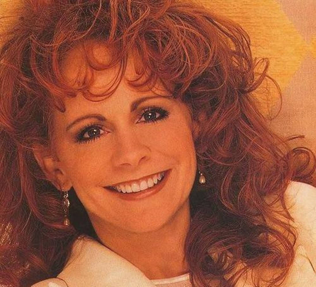 Reba Mcentire Queen Of Country Curls Background