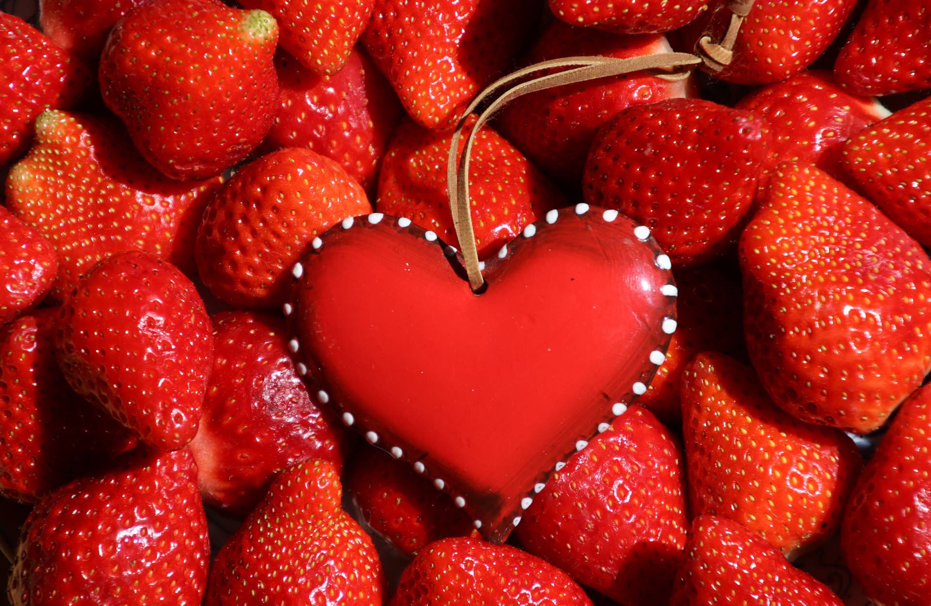 Red 4k Uhd Strawberries Heart