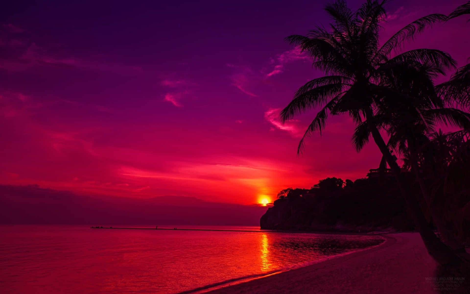Red Aesthetic Laptop Sunset Background
