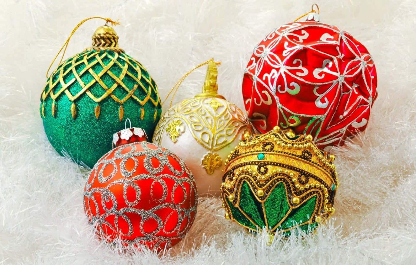 Red And Green Christmas Balls Background