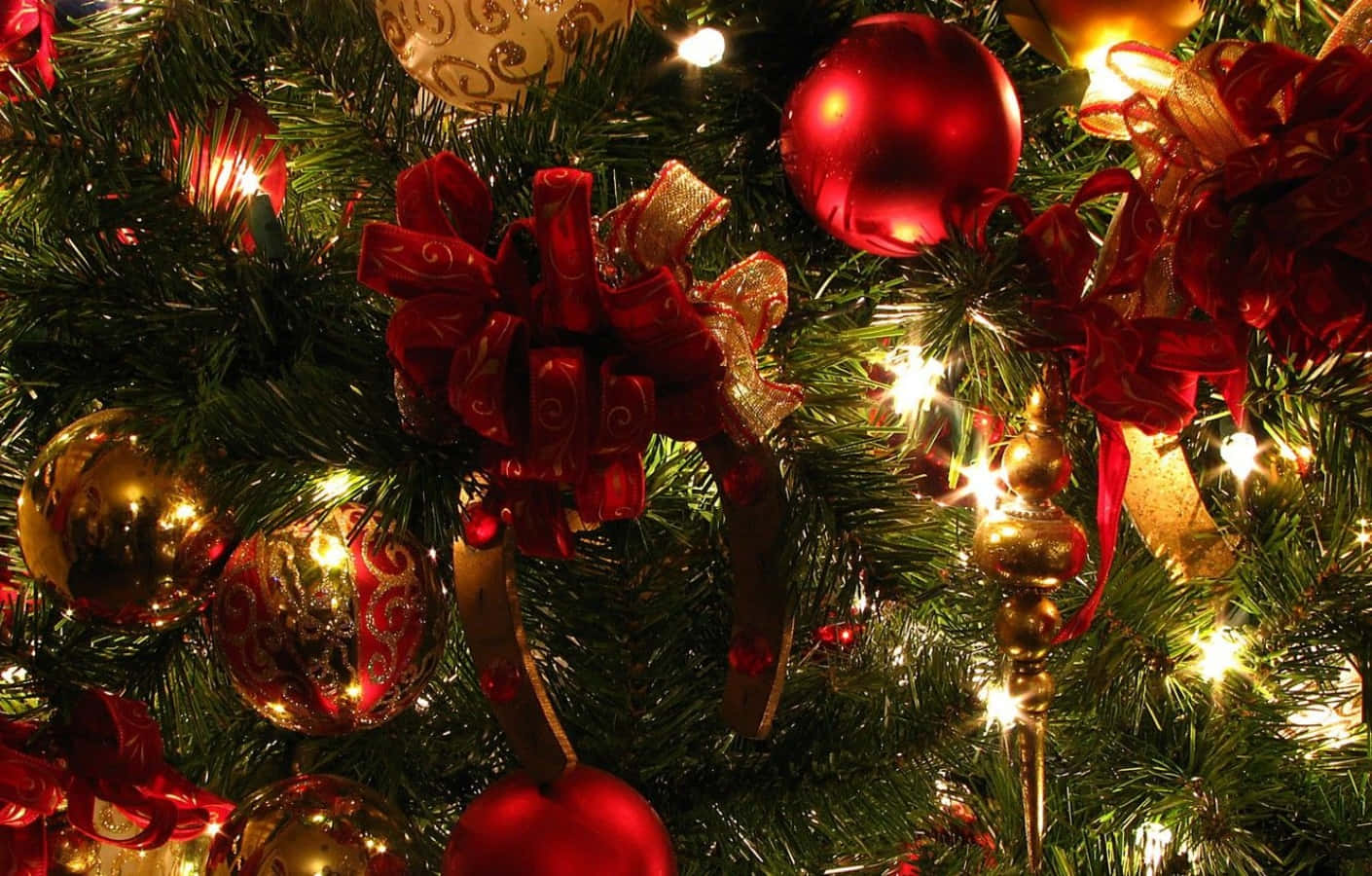 Red And Green Christmas Tree Background