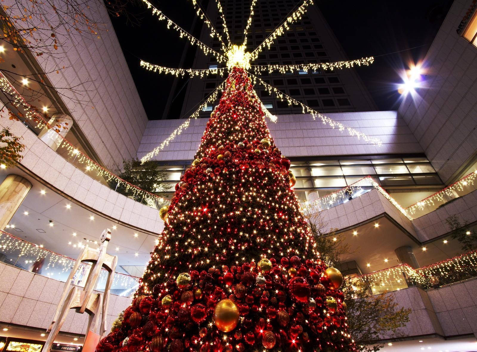 Red Christmas Tree At Shopping Mall Background