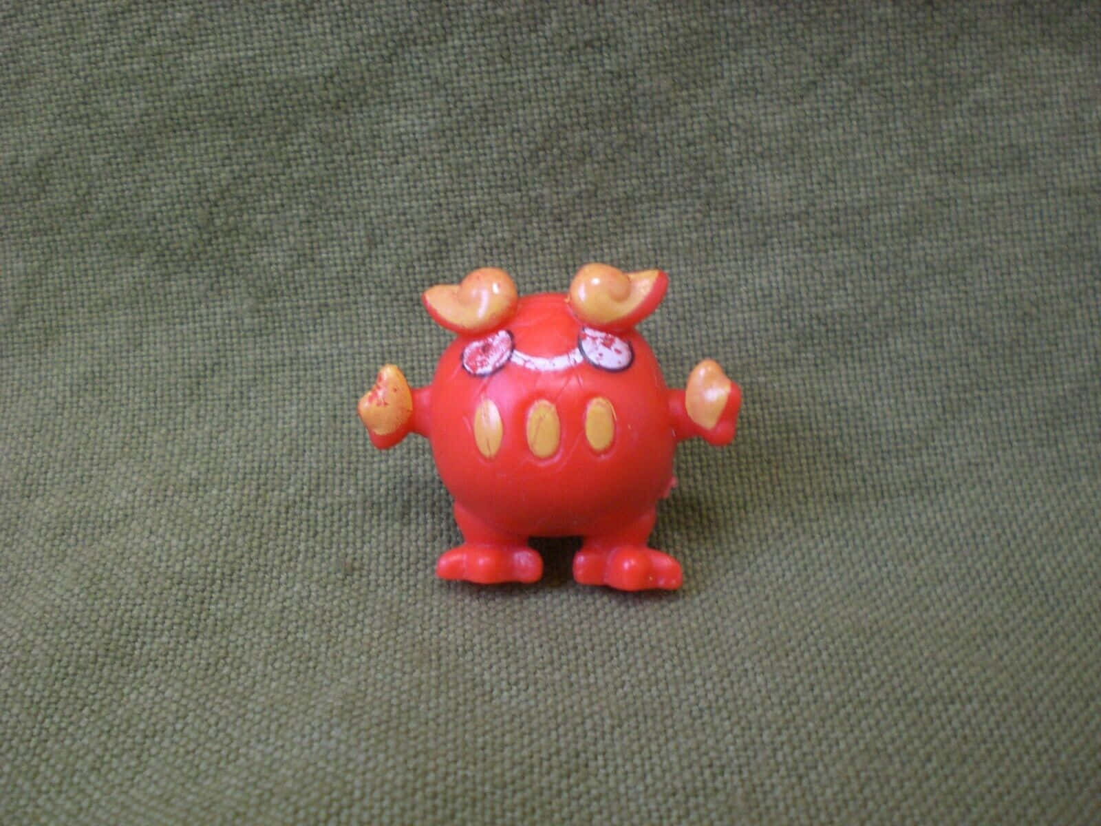 Red Darumaka Figureon Textured Background Background