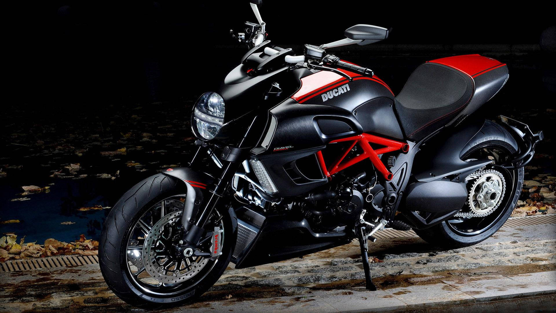 Red Ducati Diavel Carbon - Living For Speed