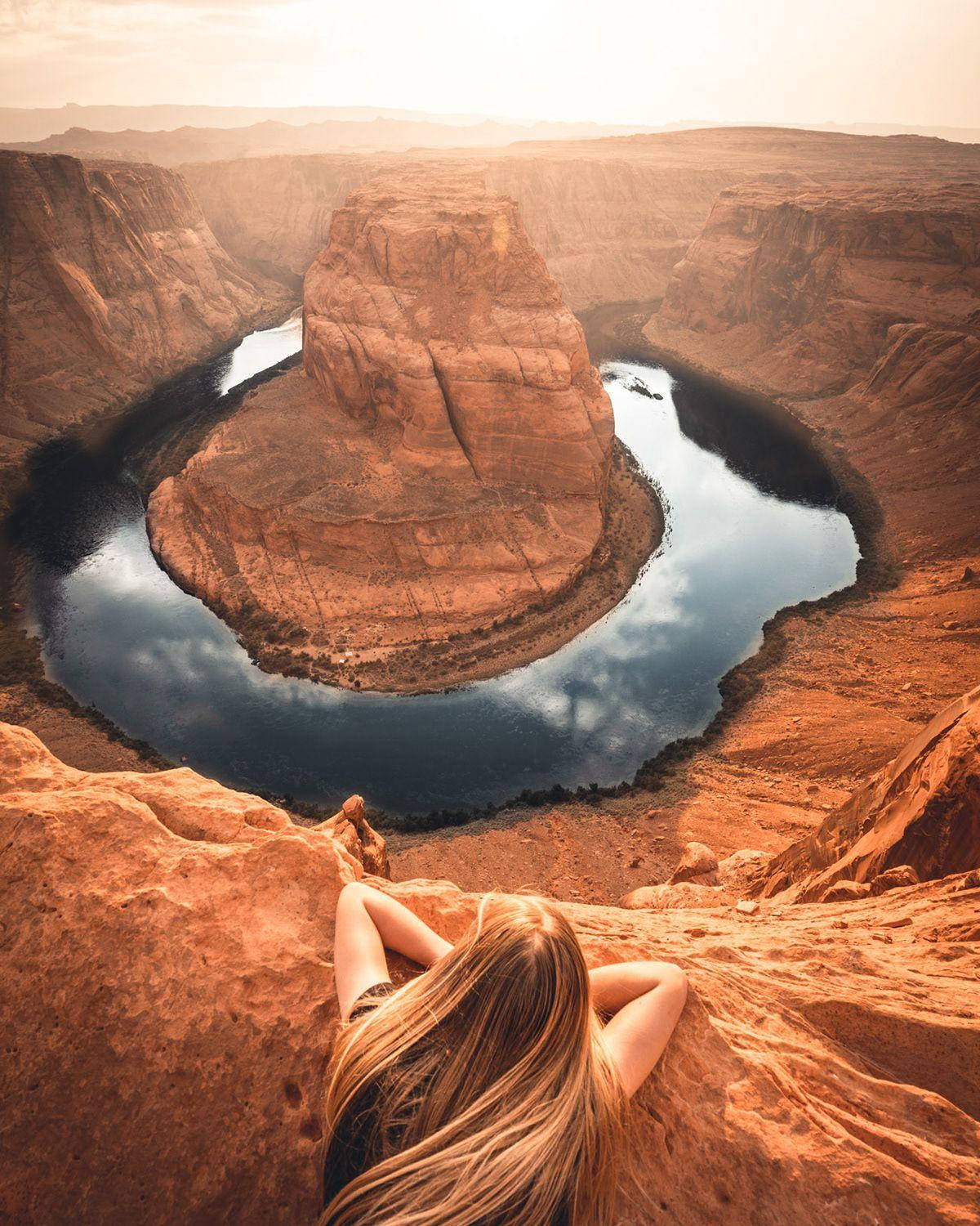 Red Rock Formations At Horseshoe Bend Background