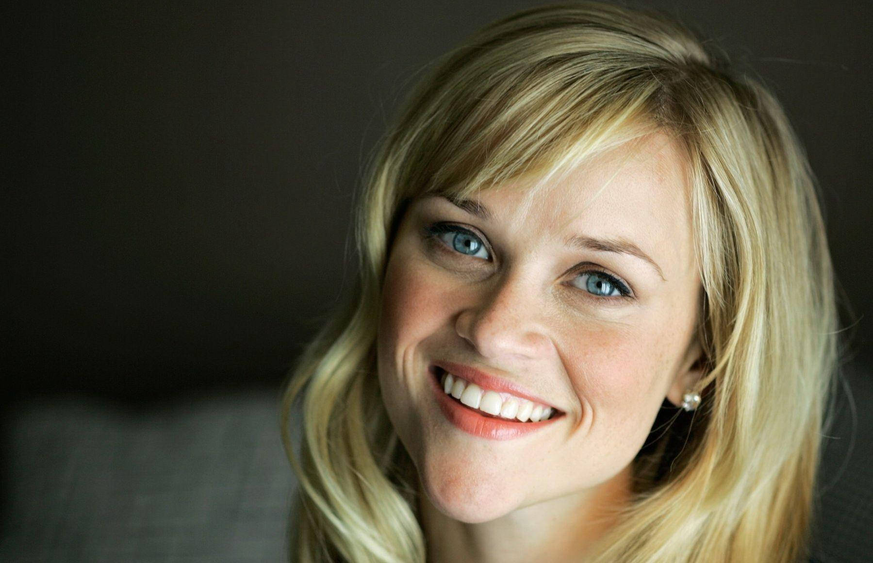 Reese Witherspoon Perfect Smile Background