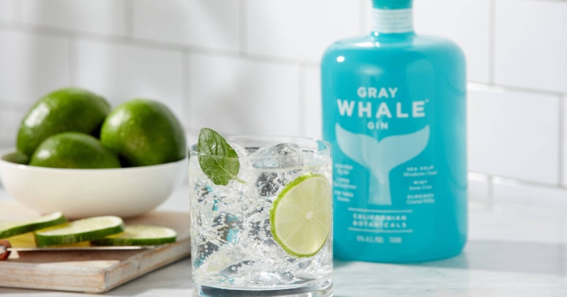 Refreshing Gray Whale Gin And Lemon Mix Drink Background