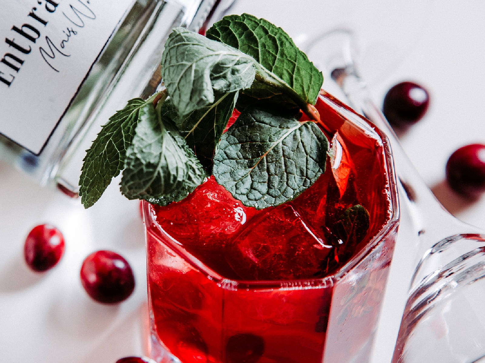 Refreshingly Vibrant Cranberry Cocktail Background