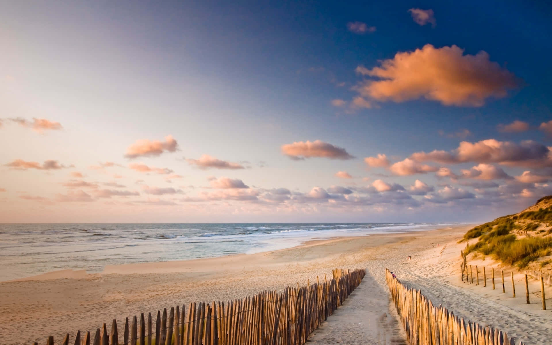 Relax And Unwind At Pretty Beach In This Picturesque Location Background