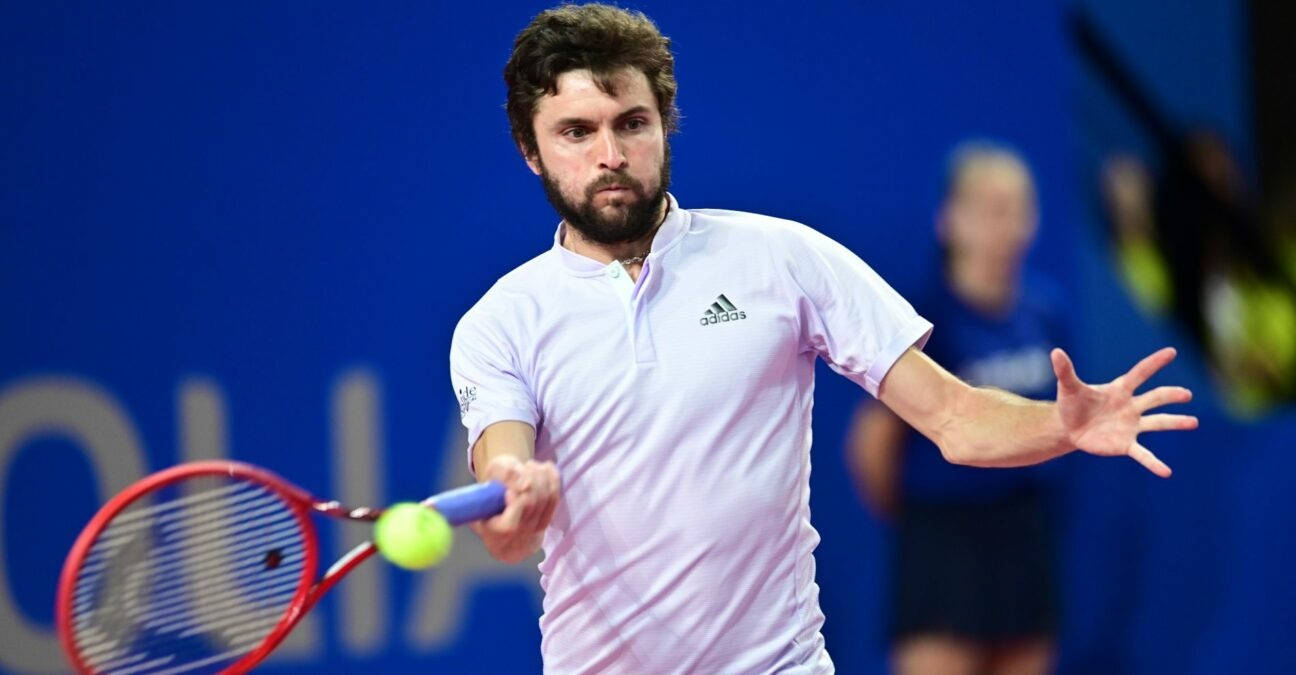 Relaxed Gilles Simon Background