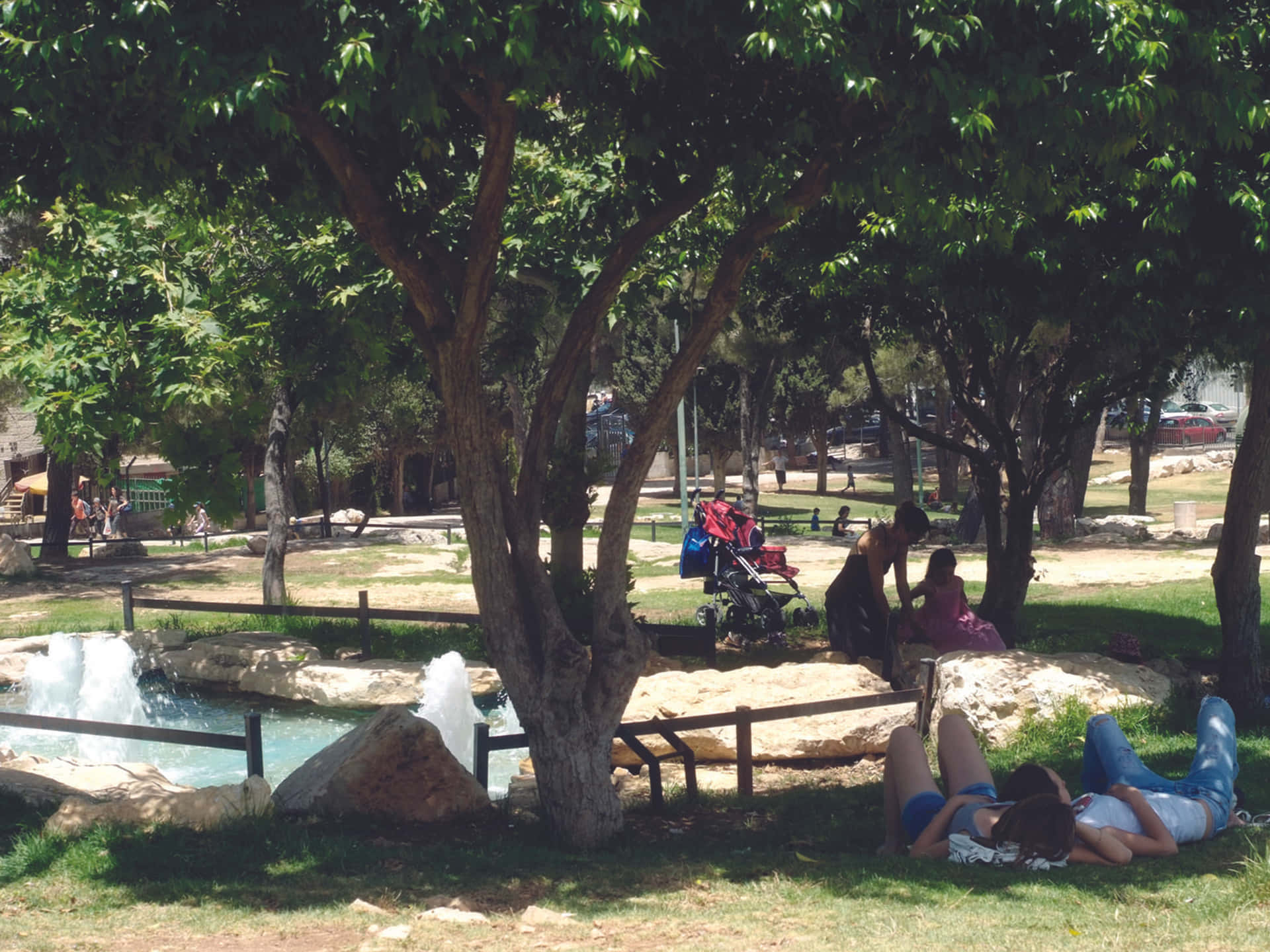 Relaxing Dayat Independence Park Background
