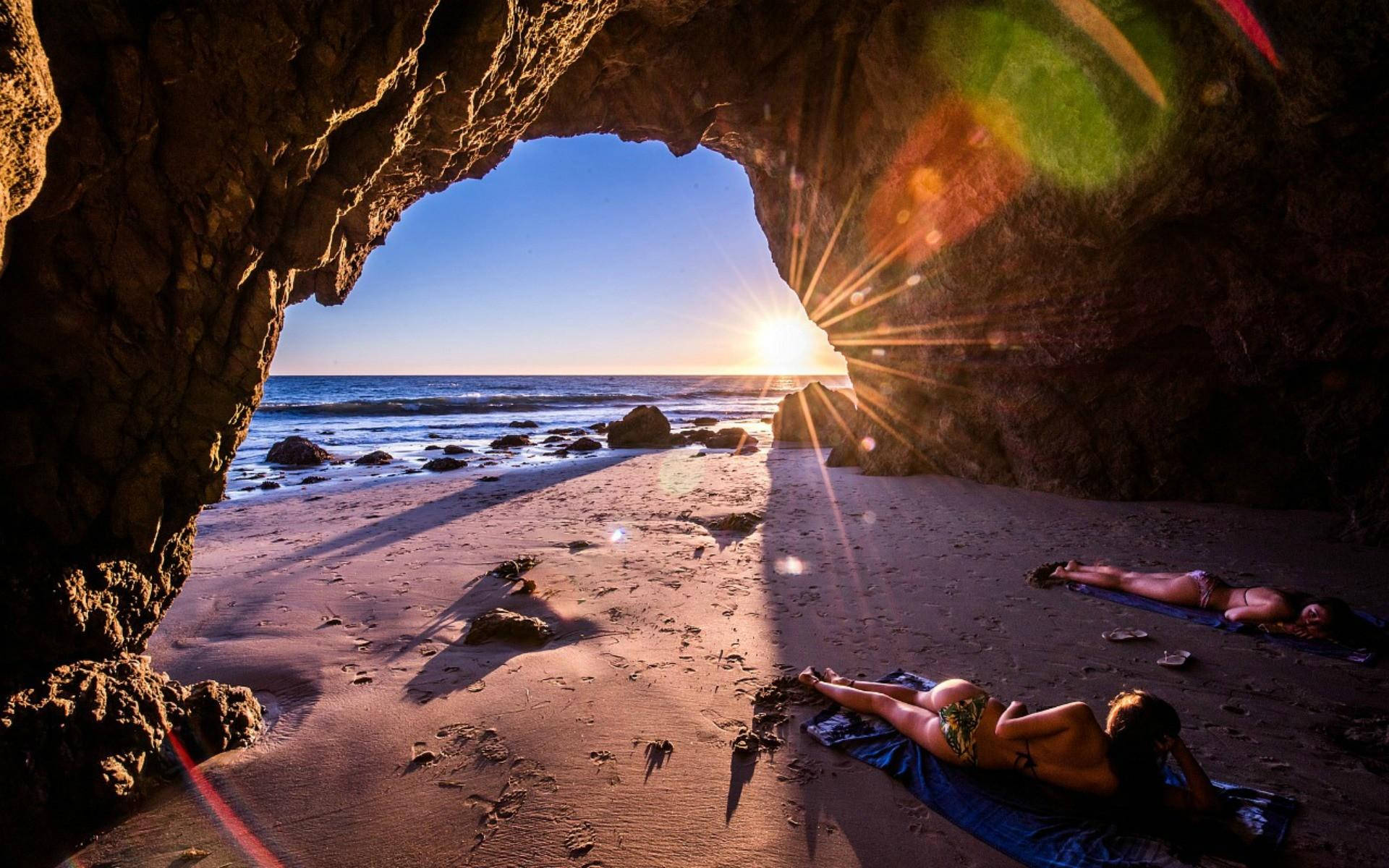 Relaxing Hideaway At Malibu Beach Background