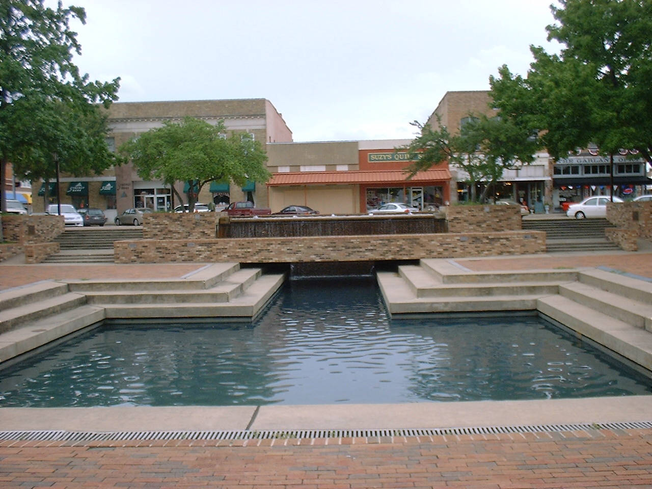 Relaxing Urban Oasis In The Heart Of Garland Background