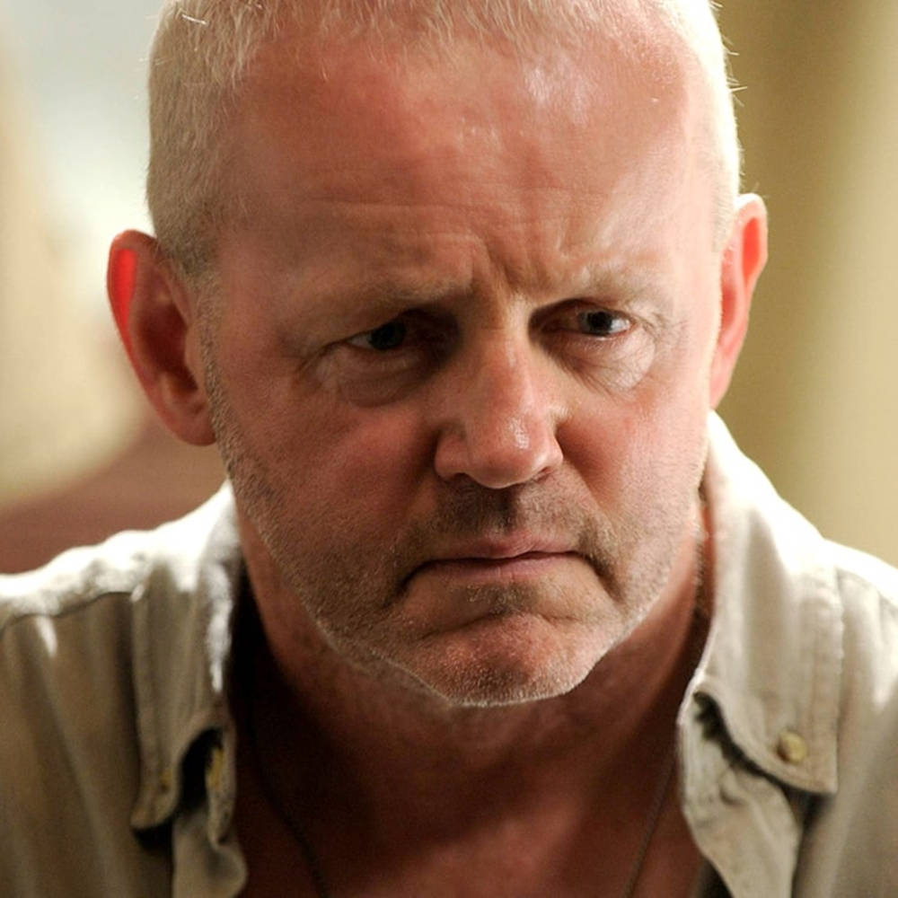 Renowned Actor David Morse Exhibiting A Serious Expression Background