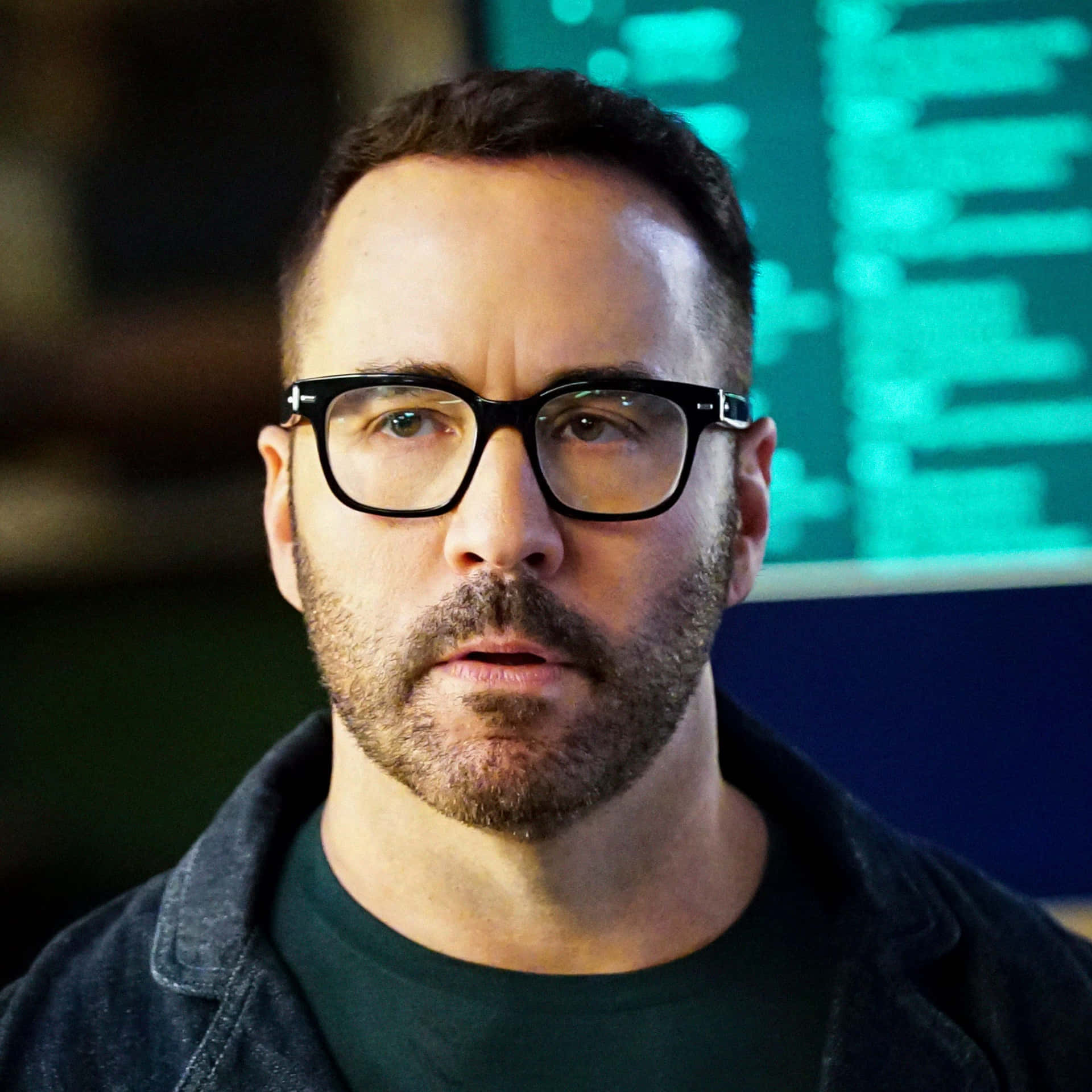 Renowned Actor Jeremy Piven In A Casual Pose Background