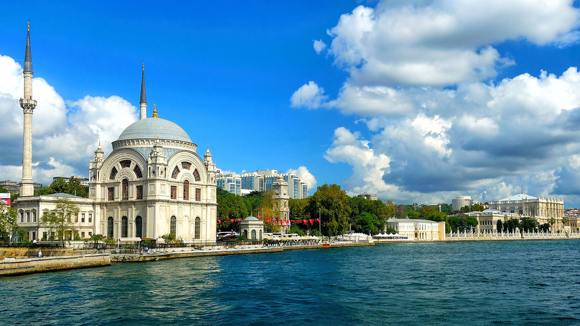 Renowned Dolmabahçe Mosque Of Istanbul Background