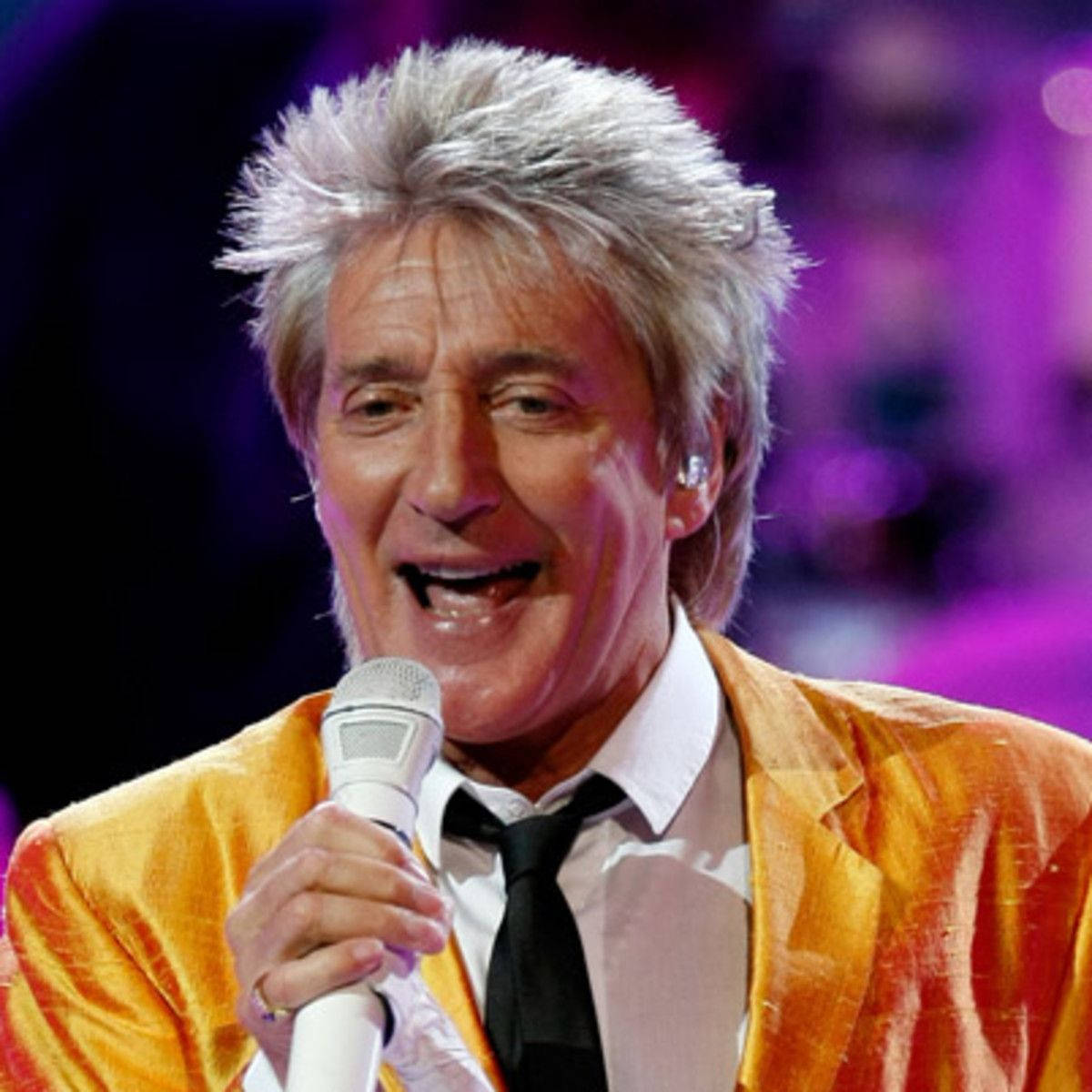 Renowned Performer Rod Stewart Live In Concert Background