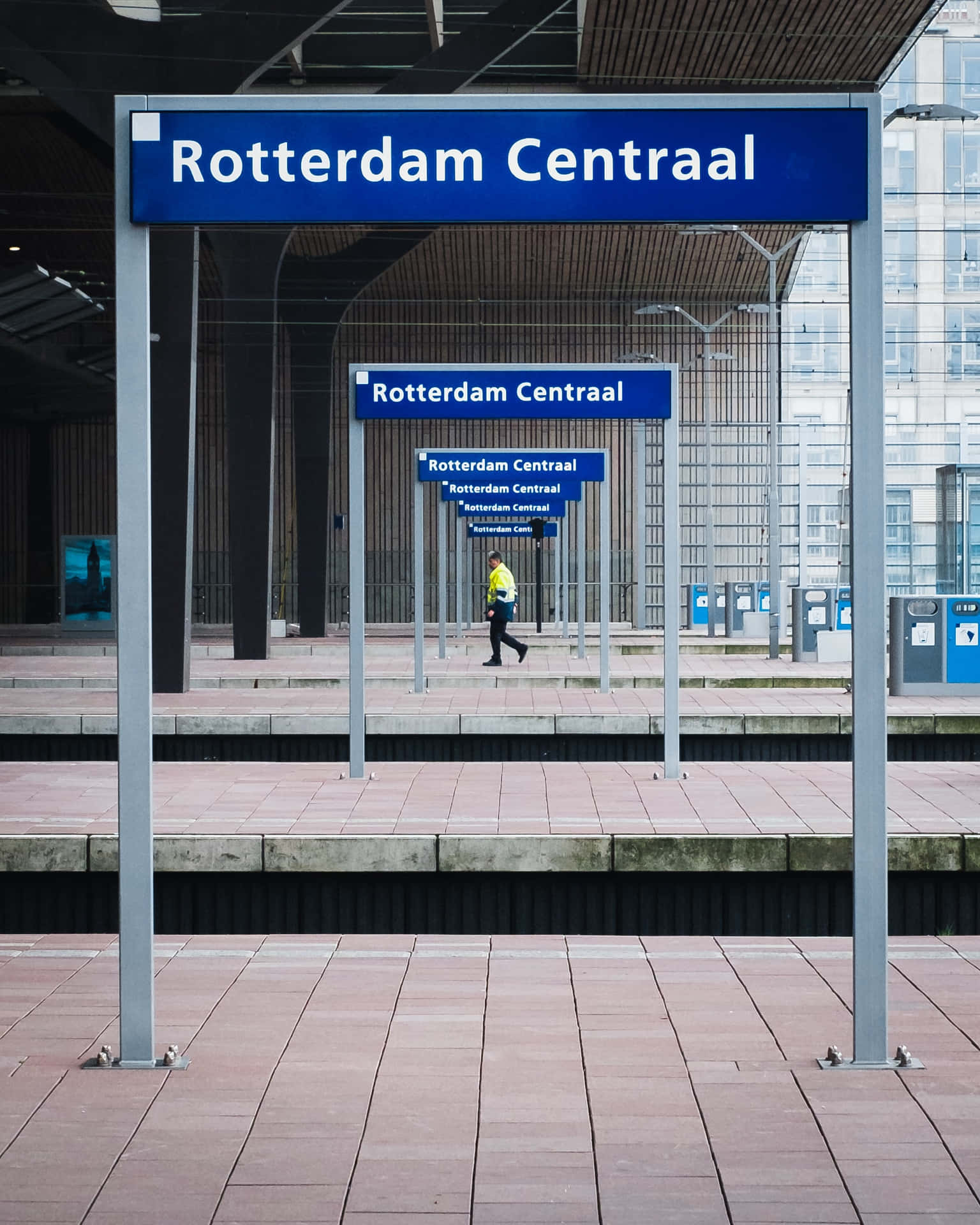 Repetitive Rotterdam Centraal [wallpaper] Background
