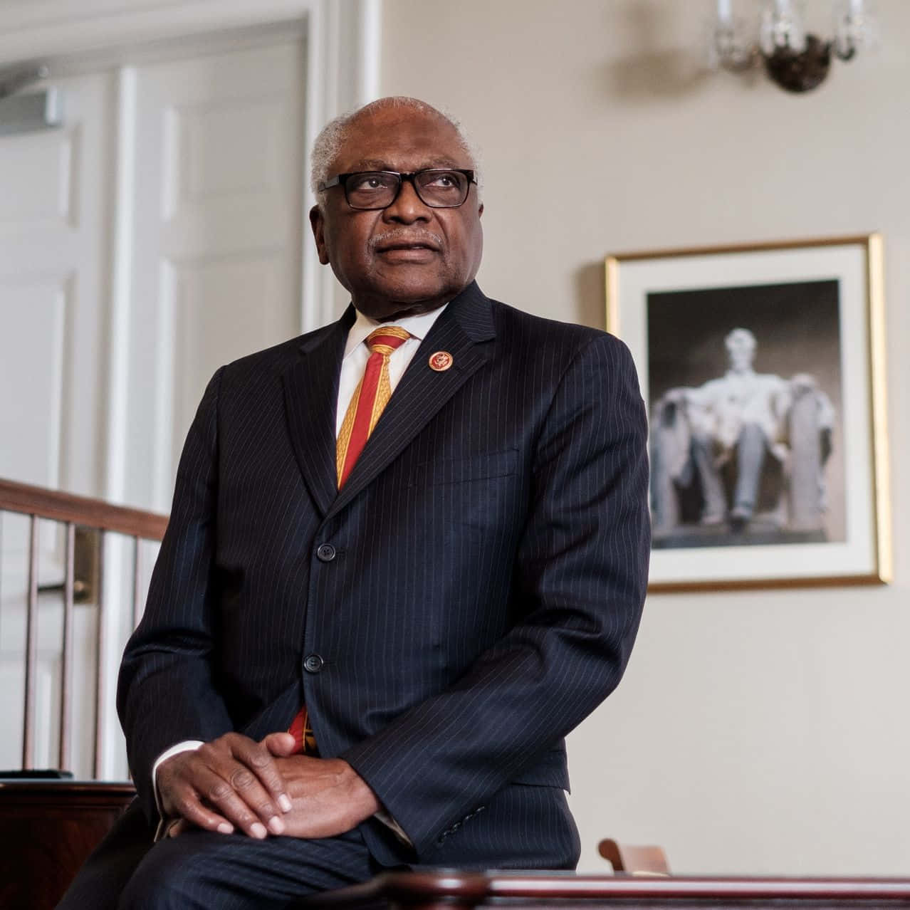 Representative Jim Clyburn Sitting At His Desk Background