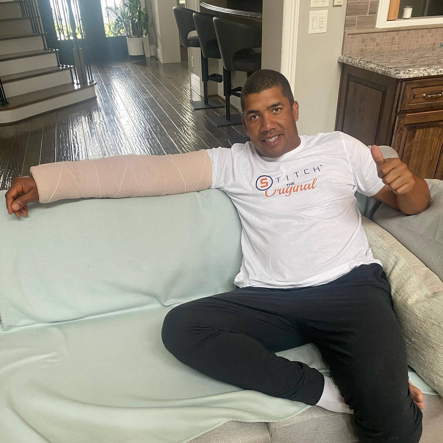 Resilient Jhonattan Vegas Giving Thumbs Up Despite The Injury Background