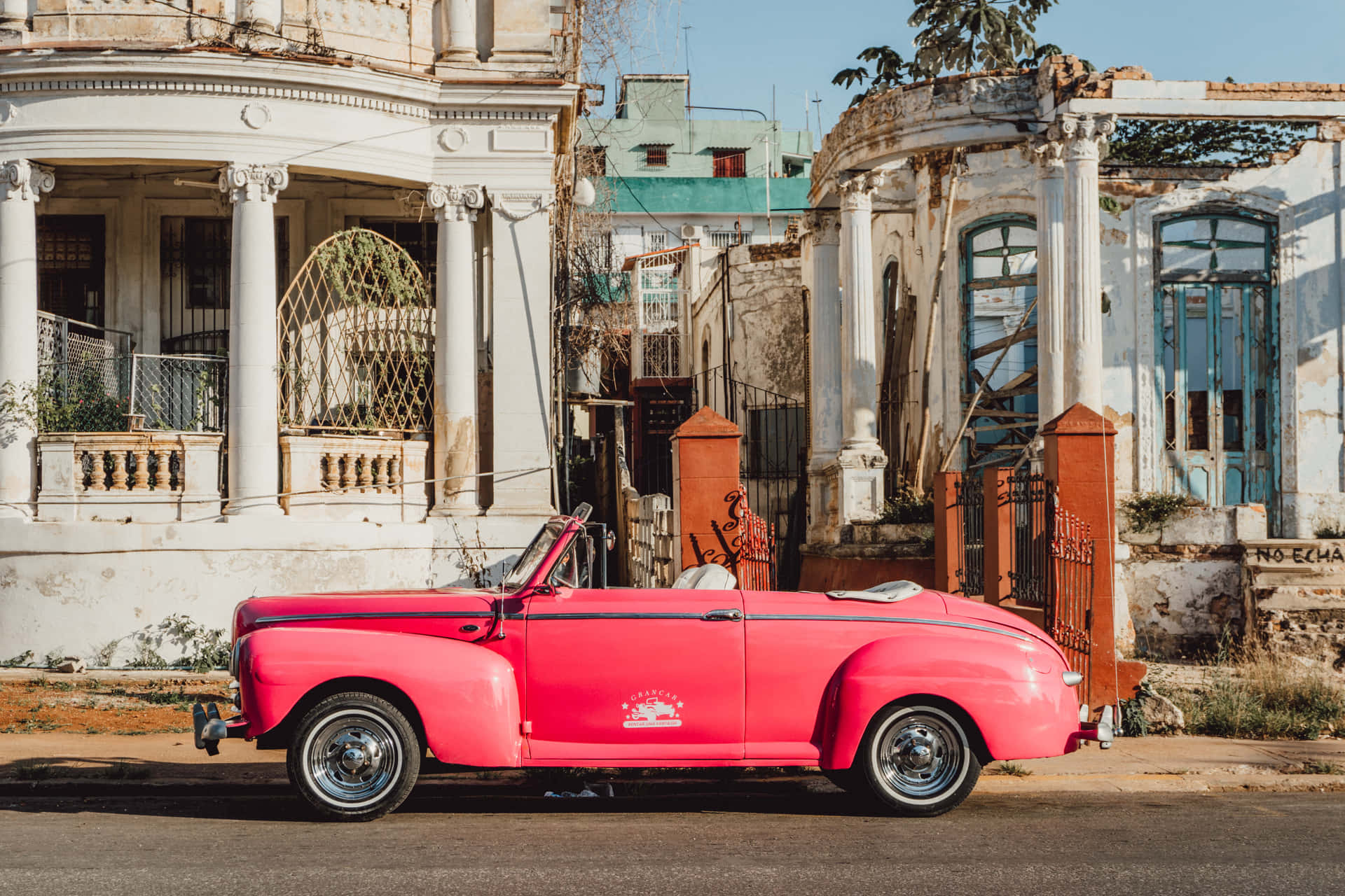 Retro And Stylish - A Breathtaking Pink Vintage Car Background