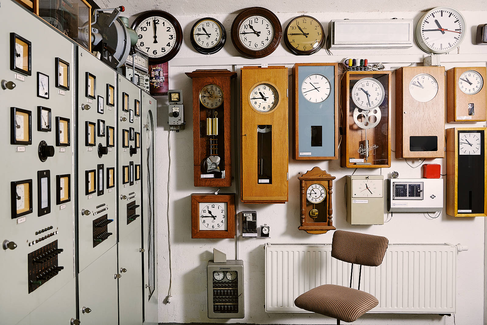 Retro Wall-mounted Clocks Collection Background