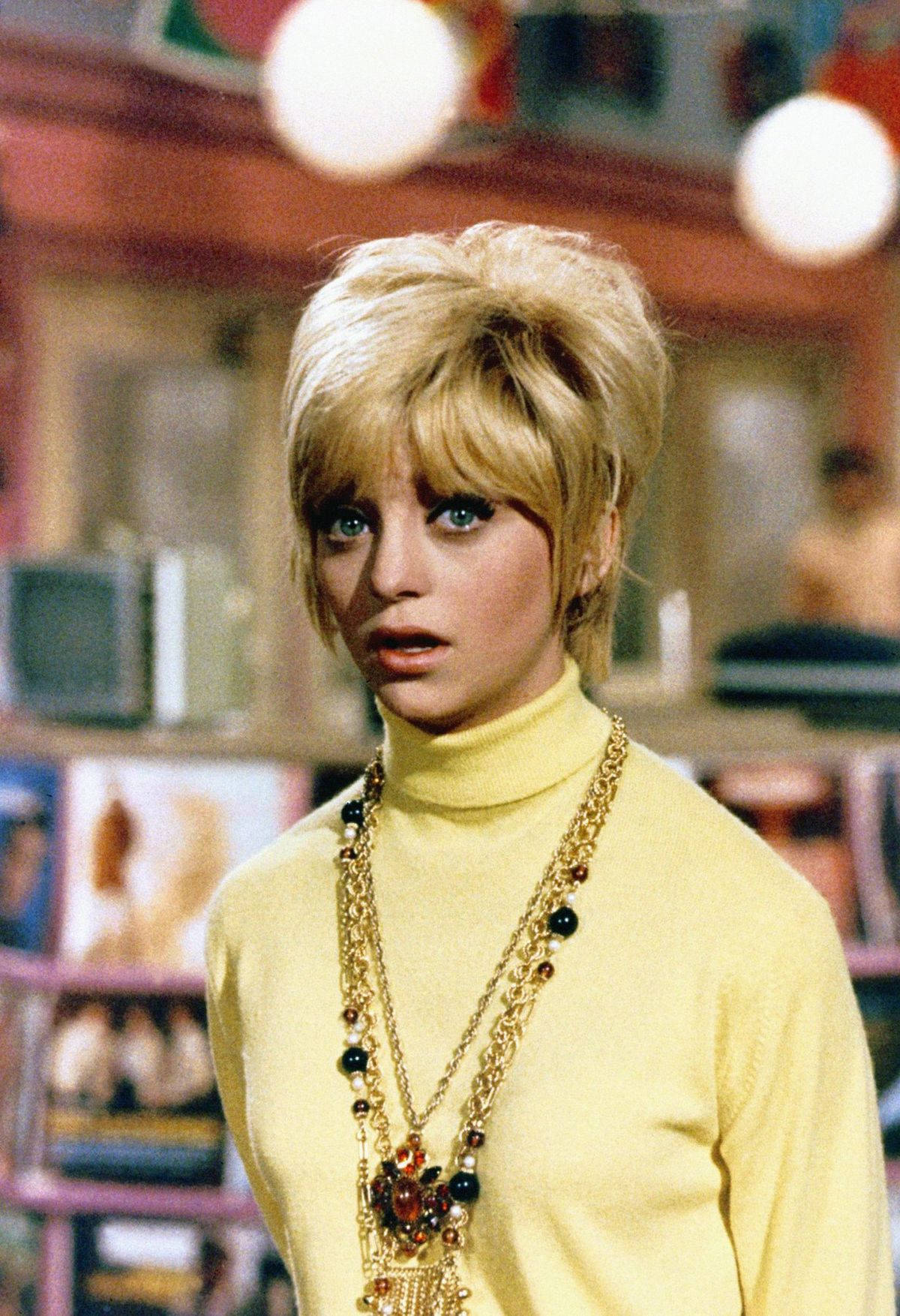 Retro Young Goldie Hawn Background