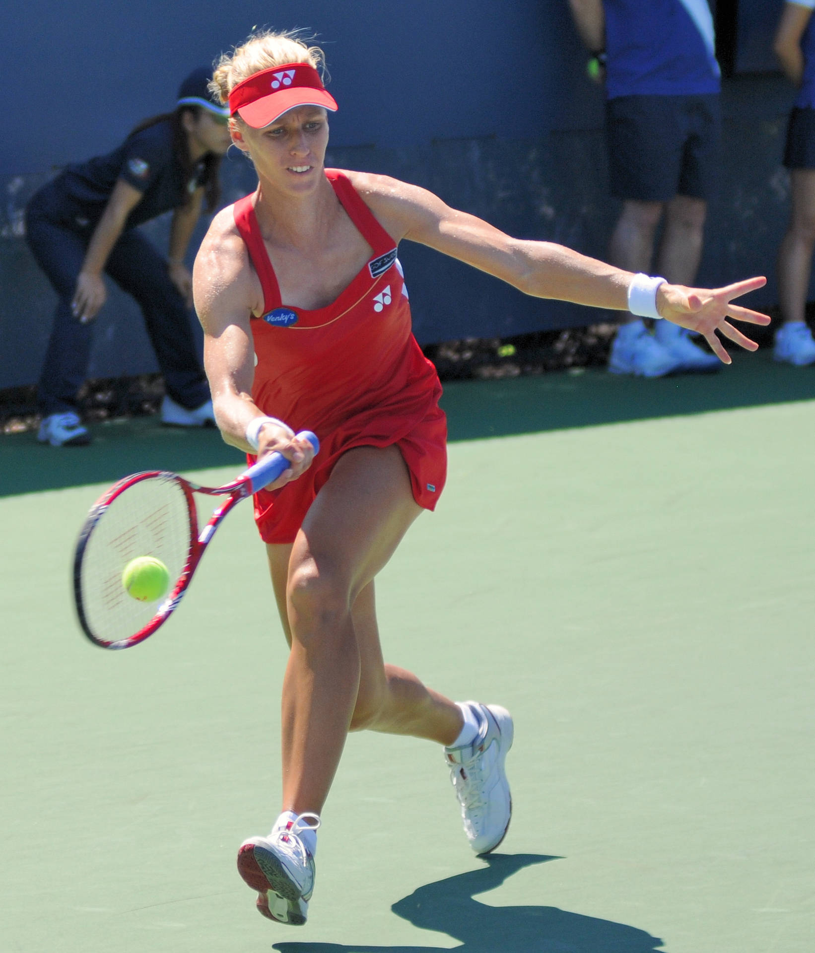 Returning Tennis Ball Elena Dementieva Background