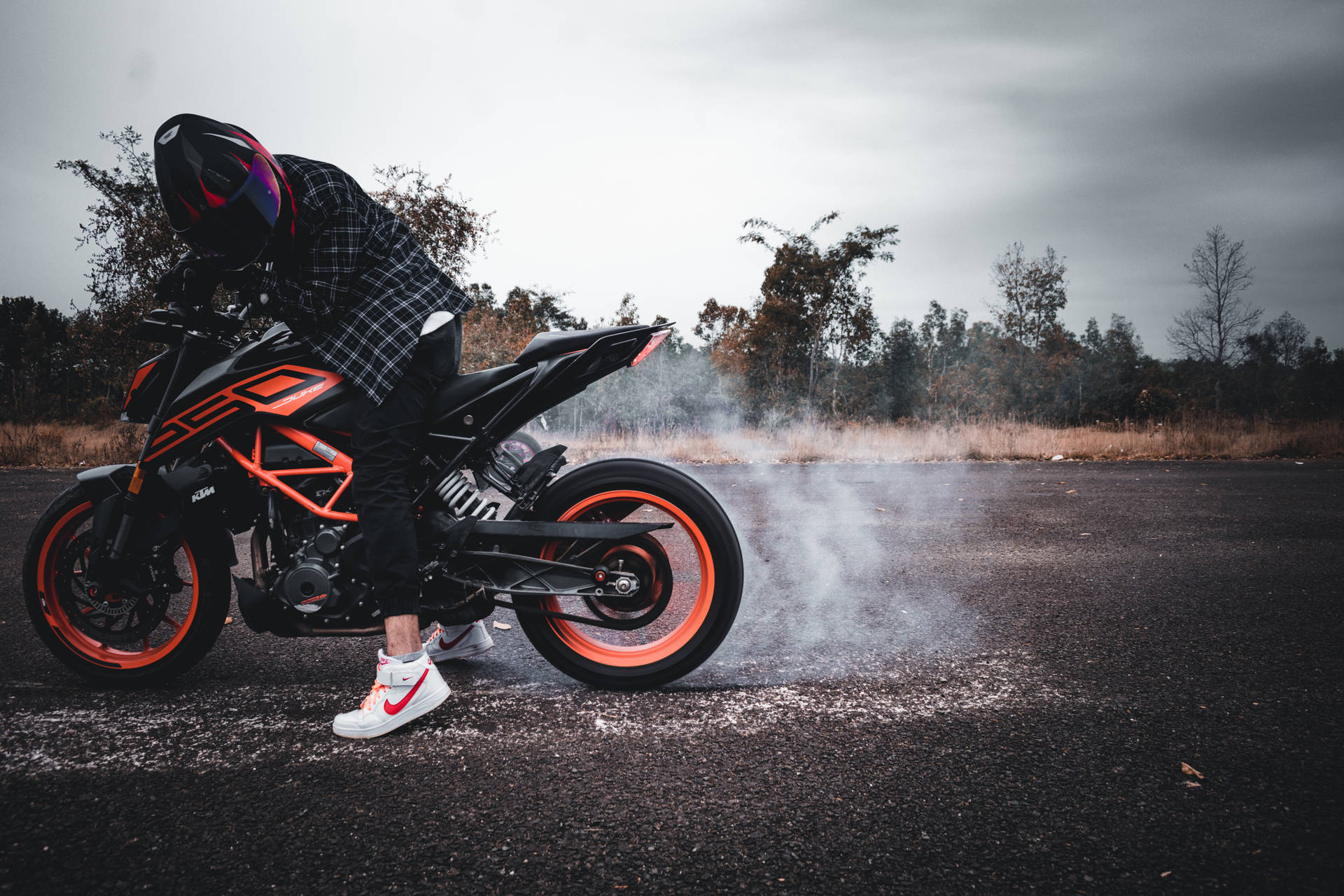 Revving Ktm Duke 200 Background