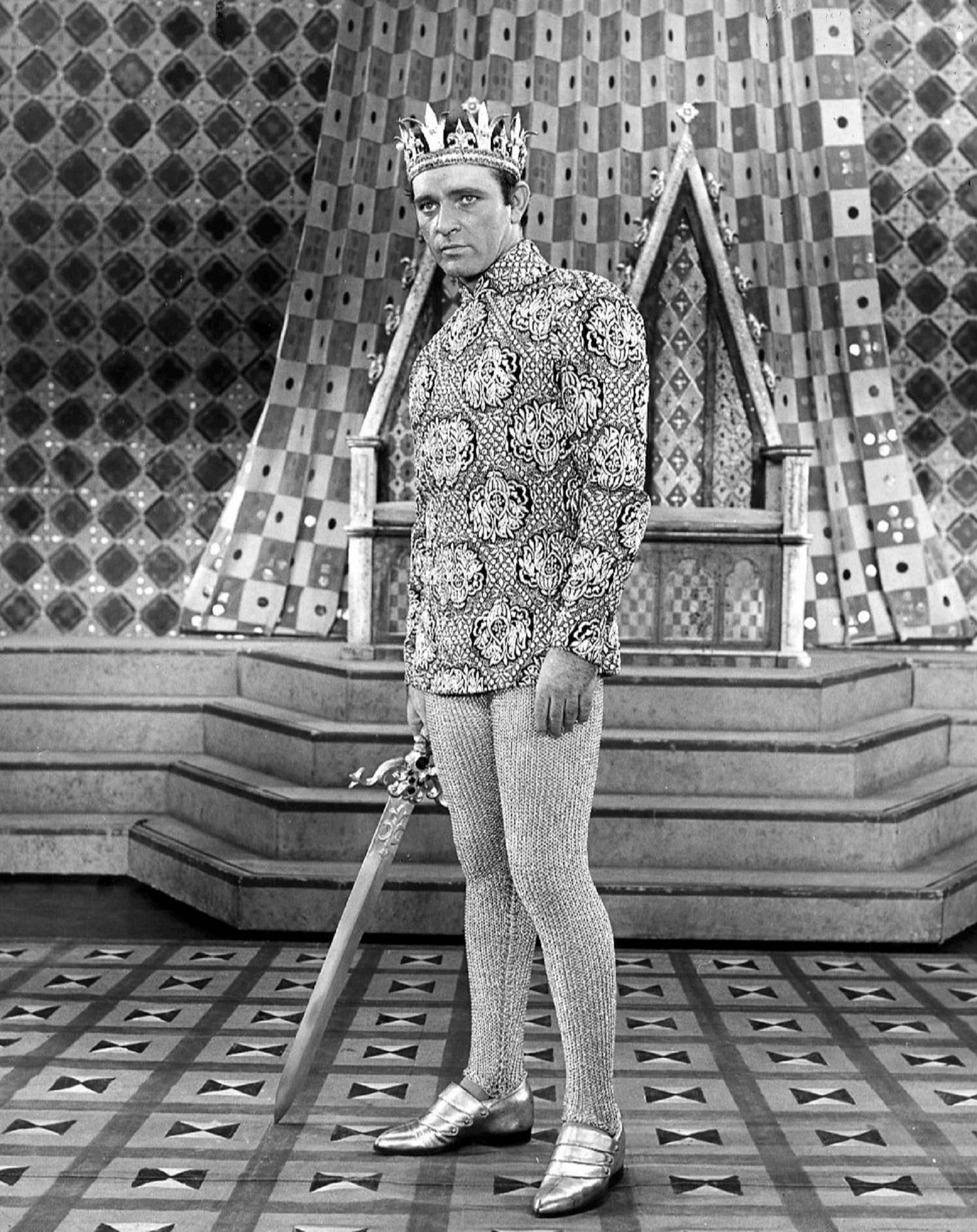 Richard Burton Wearing A Crown Background