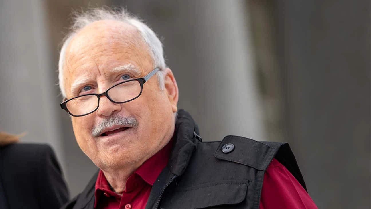 Richard Dreyfuss With Glasses Background