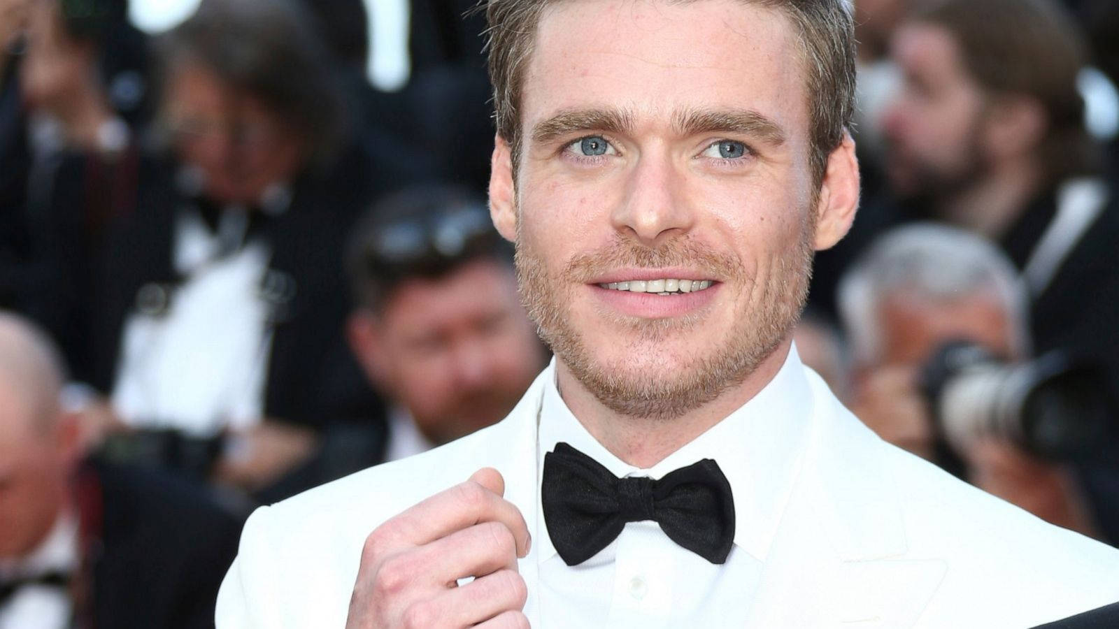 Richard Madden In All-white Suit Background