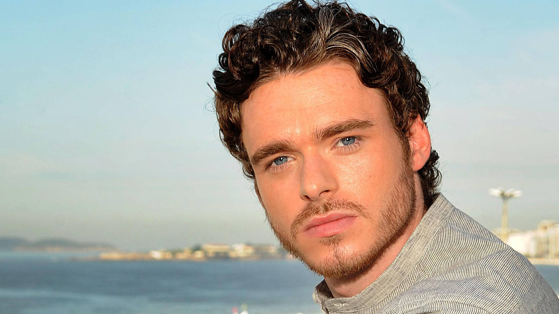 Richard Madden In The Sea