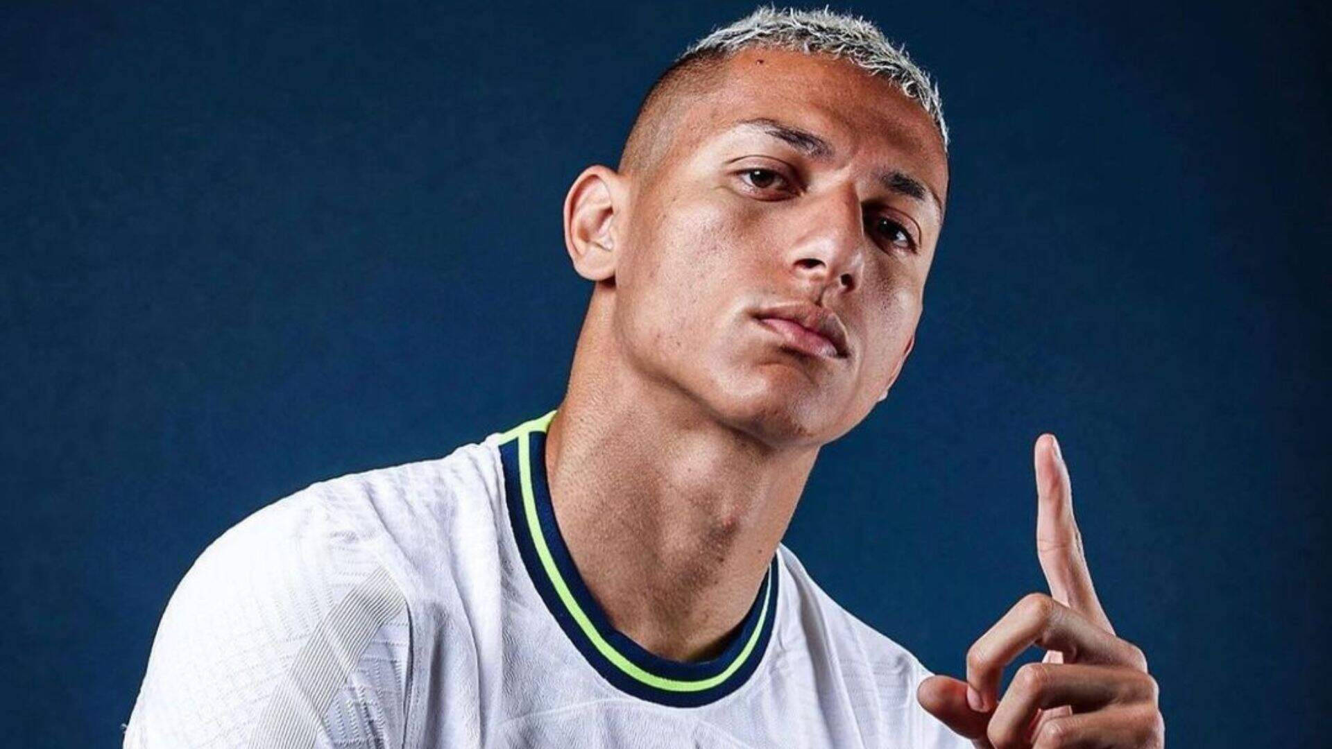 Richarlison De Andrade Holding Up A Finger Background