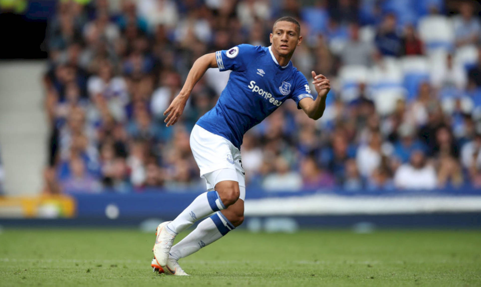 Richarlison De Andrade Running Background