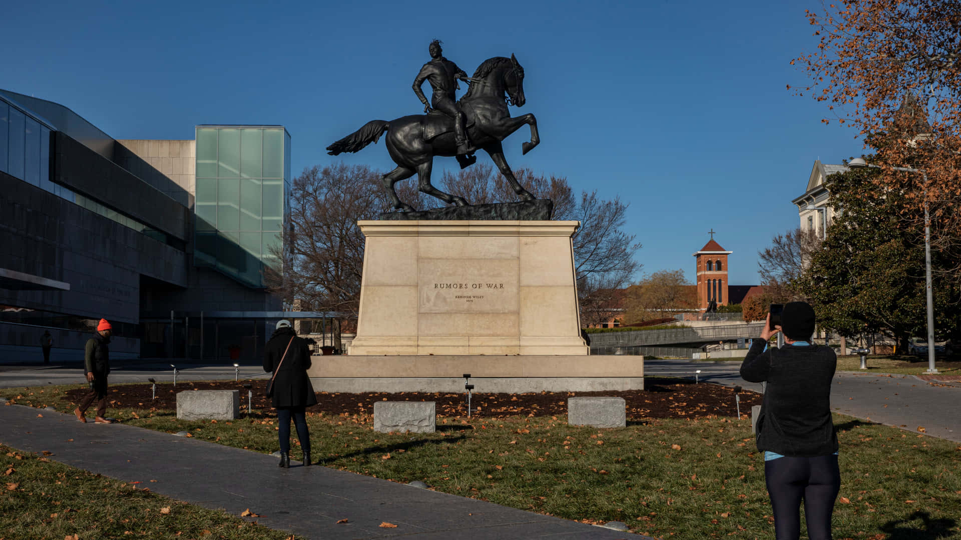 Richmond Equestrian Statue Visitors