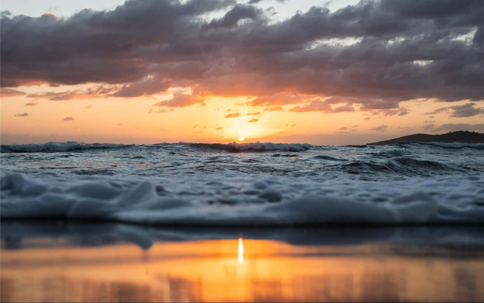 Righteous Sunlight By The Ocean Background
