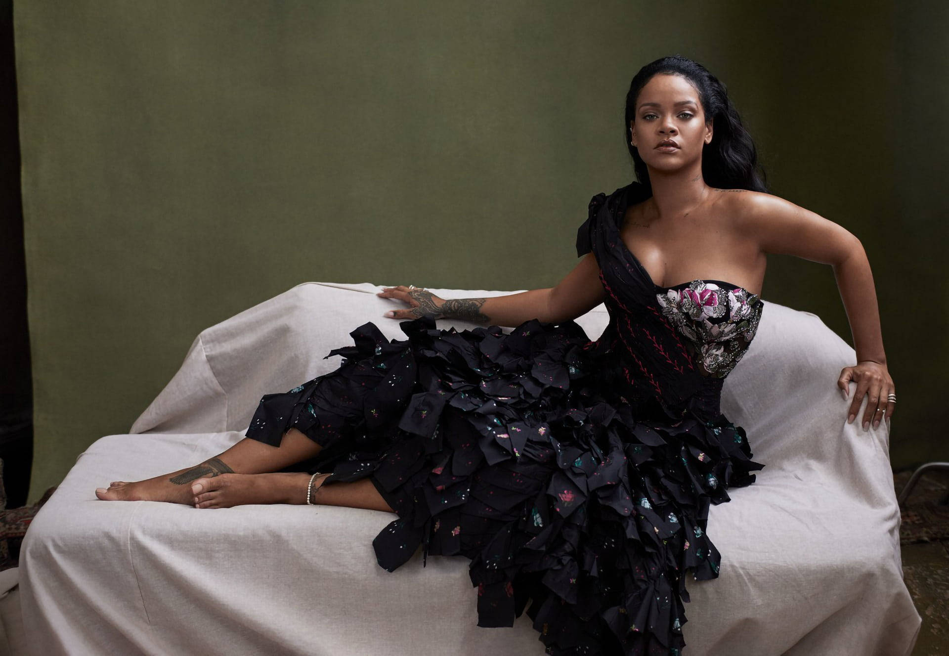 Rihanna Hd Dress Sofa Background