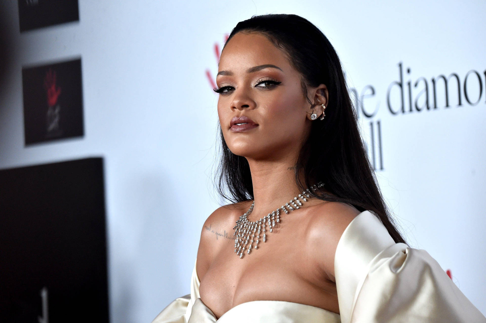 Rihanna Hd Press Event Necklace