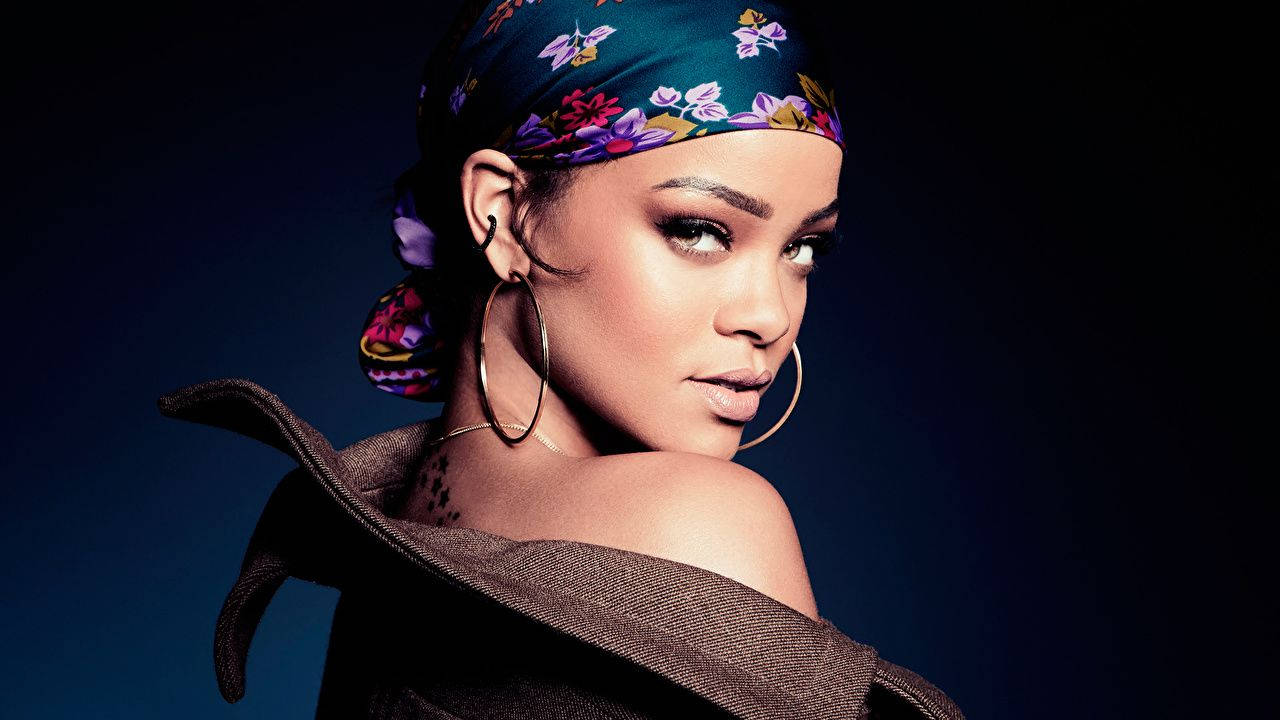 Rihanna Looking Gorgeous In Her Gypsy-inspired Look! Background
