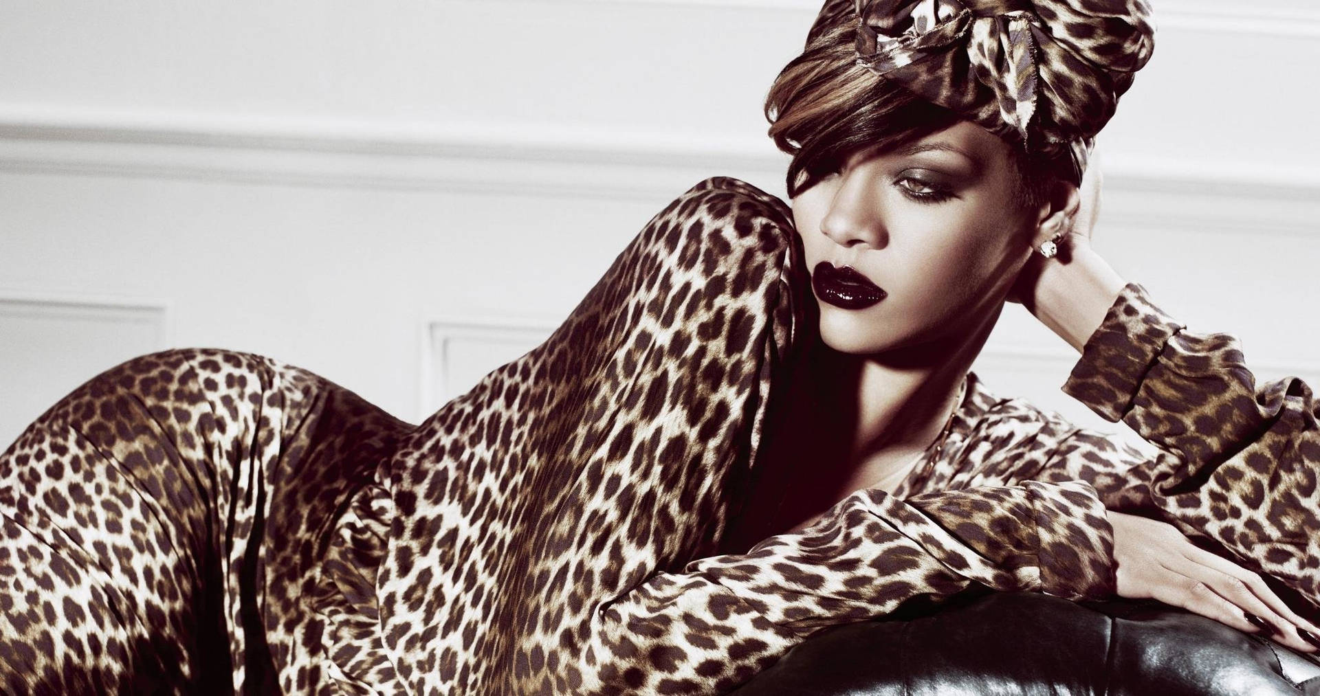 Rihanna Struts Her Stuff In A Fierce Leopard Print Outfit Background