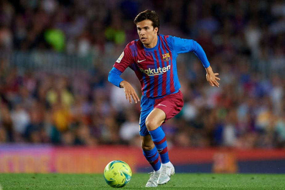 Riqui Puig Central Midfielder Fc Barcelona Chasing Ball