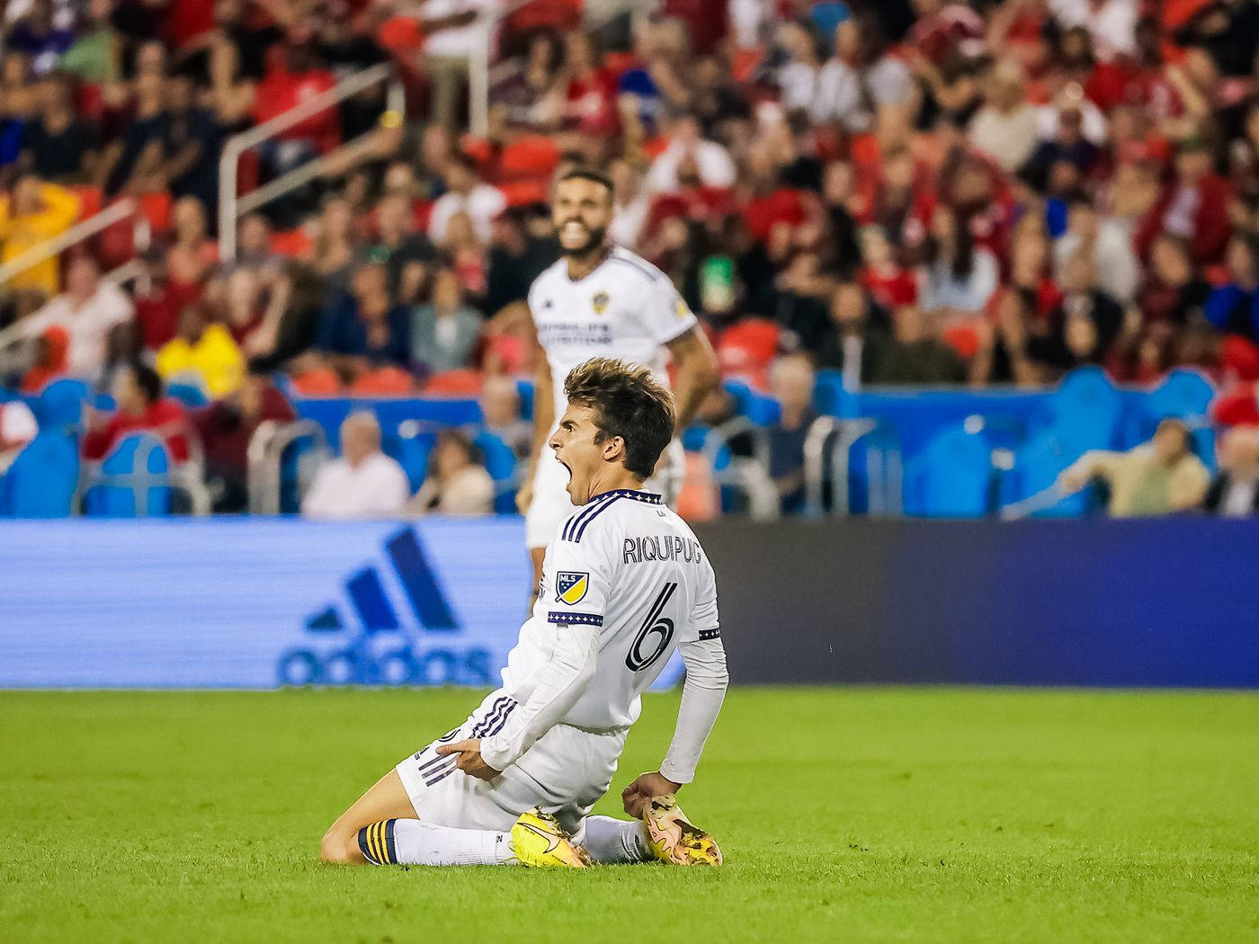 Riqui Puig Kneel Scream Road Draw Toronto Fc Background